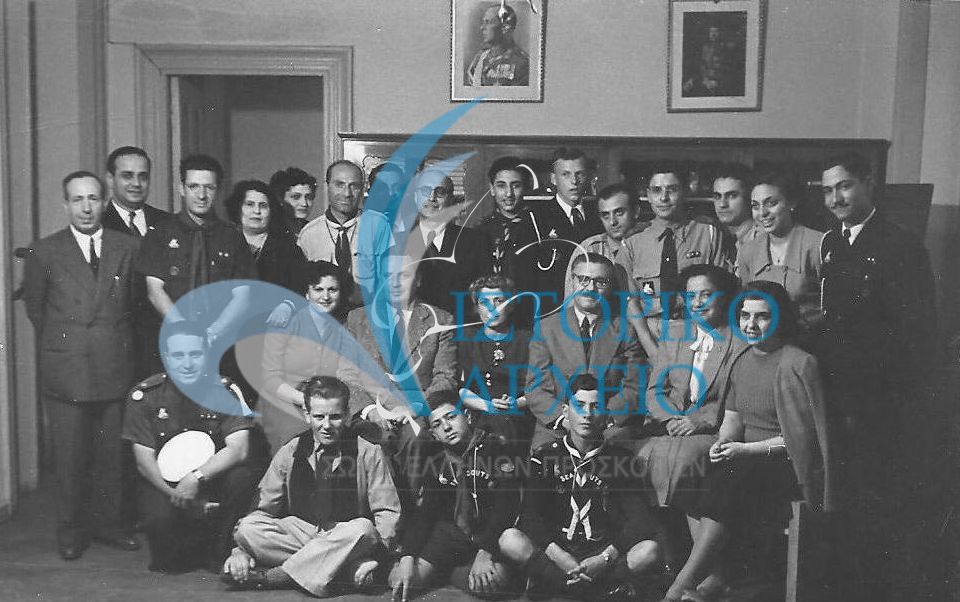 Οι Έλληνες πρόσκοποι Αλεξάνδρειας με τον έφορο Χρ. Αναστασιάδη μετά από γεύμα με την Κυπριακή Αδελφότητα Αλεξάνδρειας το 1950.