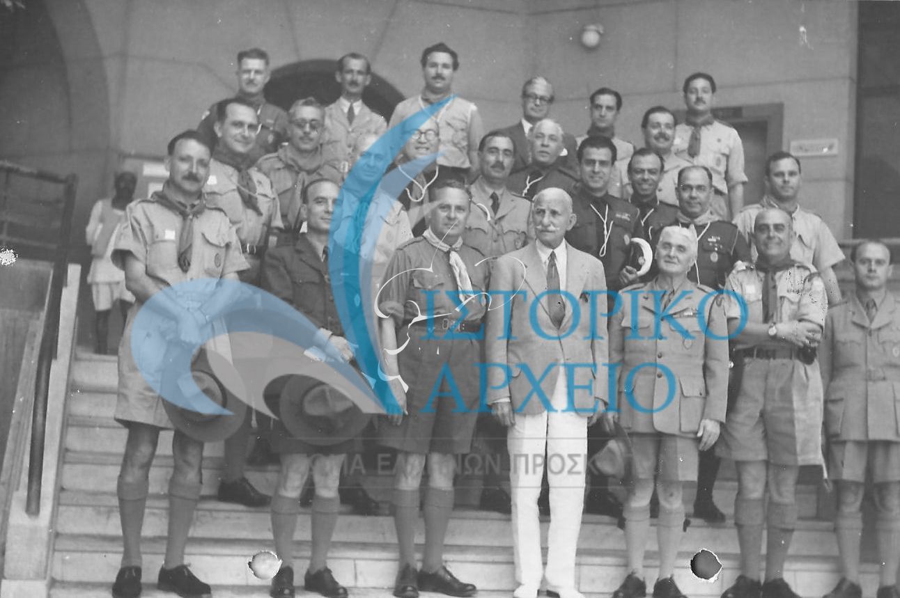 Ο Αντώνης Μπενάκης σε αναμνηστική φωτογραφία με συμμετέχοντες στο 1ο Συνέδριο Βαθμοφόρων Καΐρου το 1951. Διακρίνονται επίσης: Π. Κουρμούλης, Χ. Αναστασιάδης, Π. Σκυριανίδης, Μ. Λιούφης, Γ. Χαλαμανδάρης, Δ. Τισσίζης και Μ. Τσιλίμας.