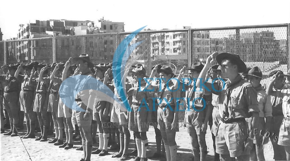Πρόσκοποι της Αλεξάνδρειας σε παράταξη χαιρετούν κατά την επίσκεψή του τον Έλληνα Πρέσβη Μιχ. Μελά το 1952.