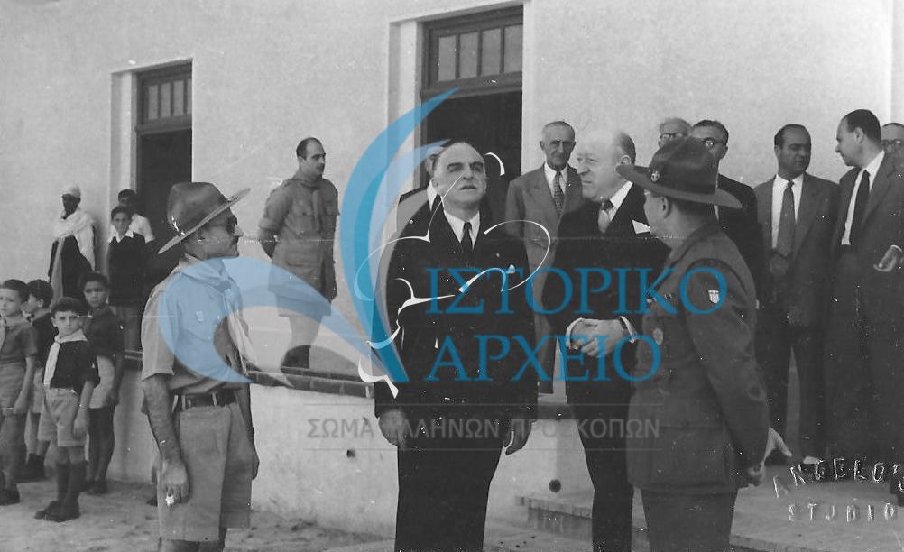 Ο Έλληνας Πρεσβευτής στην Αλεξάνδρεια Μιχ. Μελάς επισκέπτεται τους Έλληνες προσκόπους Αλεξάνδρειας το 1952 και συνομιλεί με εφόρους. Διακρίνονται: Χ. Αναστασιάδης, Κεχαγιάς, Ζερμπίνης.