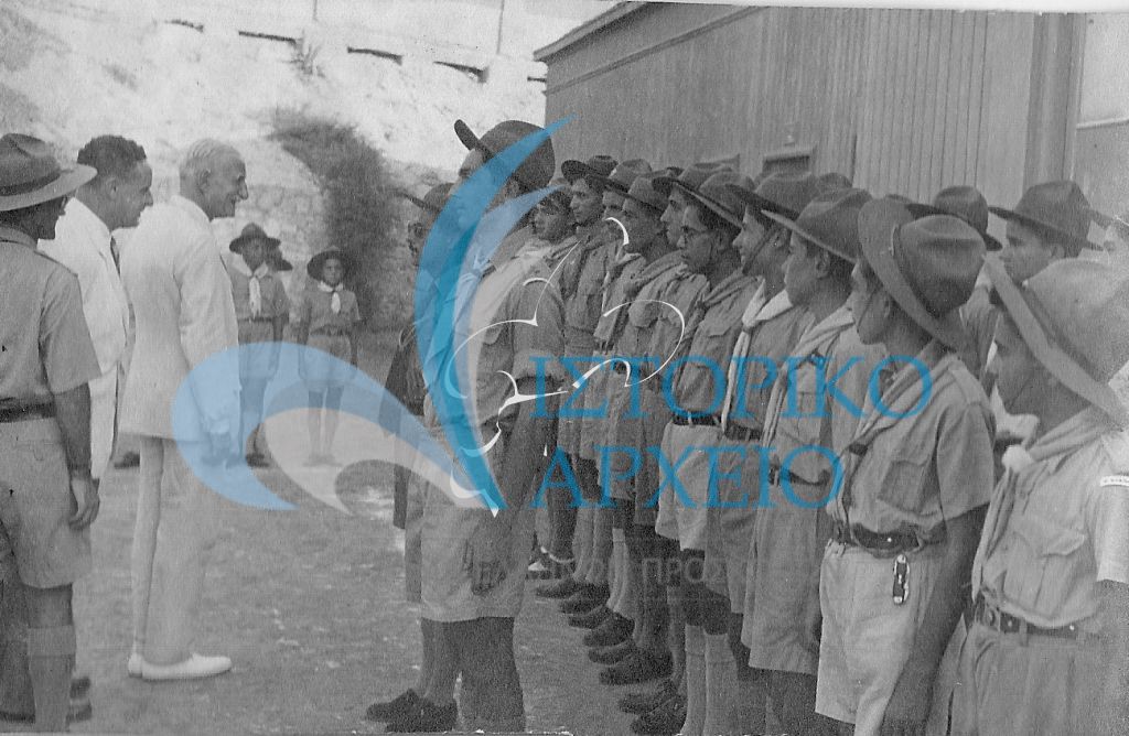 Ο Αντώνης Μπενάκης επιθεωρεί την 3η Ομάδα Προσκόπων Αλεξάνδρειας το 1945.