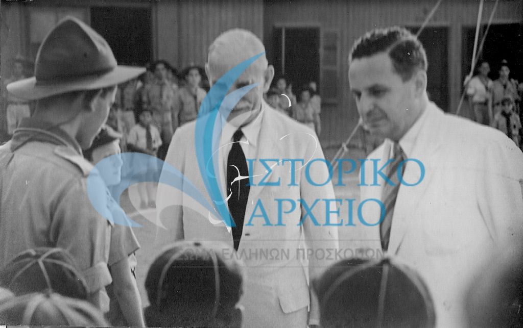 Ο Αντώνης Μπενάκης συνομιλεί με λυκόπουλα της 3ης Αγέλης Αλεξάνδρειας κατά την επίσκεψή του το 1945.