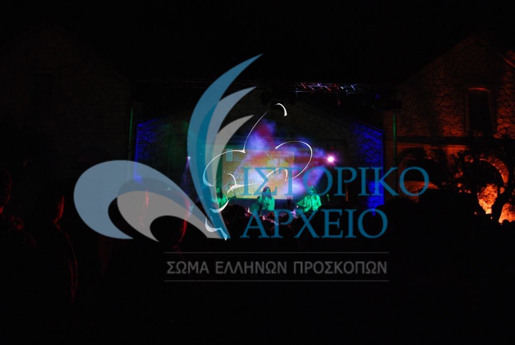 Από την συναυλία Κοινοτήτων στην 28η Πανελλήνια Ανιχνευτική Πολιτιστική Ενημέρωση στην Πάτρα το 2012.