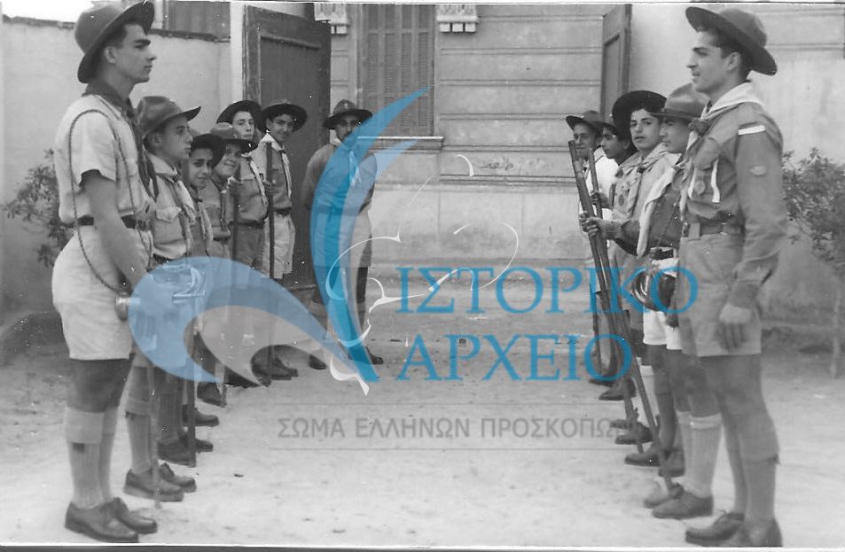 Πρόσκοποι της Αλεξάνδρειας με σαλπιγκτή ως τιμητικό άγημα της Σημαίας της Περιφερειακής Εφορείας κατά την τελετή απονομής μεταλλίου εξαίρετων πράξεων το 1950.