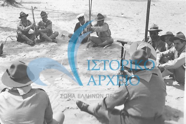 Πρόσκοποι της Αλεξάνδρειας σε κύκλο παιχνιδιού κατά τη διάρκεια εκδρομής. Διακρίνεται: Μαντίκας, Σιγάλας