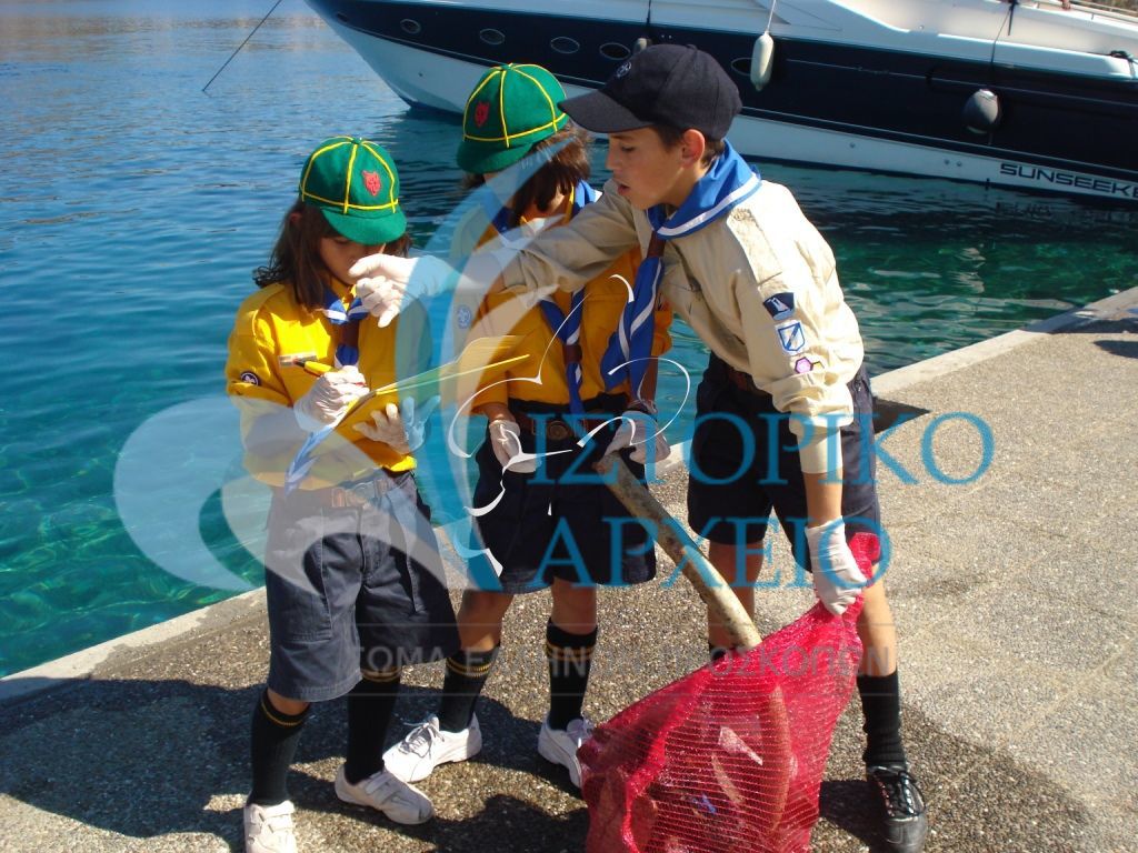 Πρόσκοποι της Κέας σε δράση καθαρισμού των ακτών του νησιού το 2009.