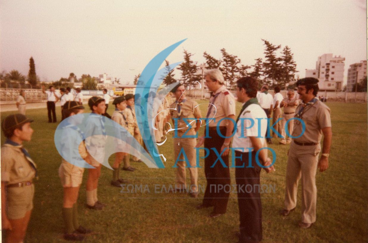 Ο ΓΕ Γ. Ασημακόπουλος σε επίσημη επίσκεψη σε Προσκοπικό Τμήμα του Σώματος Προσκόπων Κύπρου στη Λάρνακα το 1982.