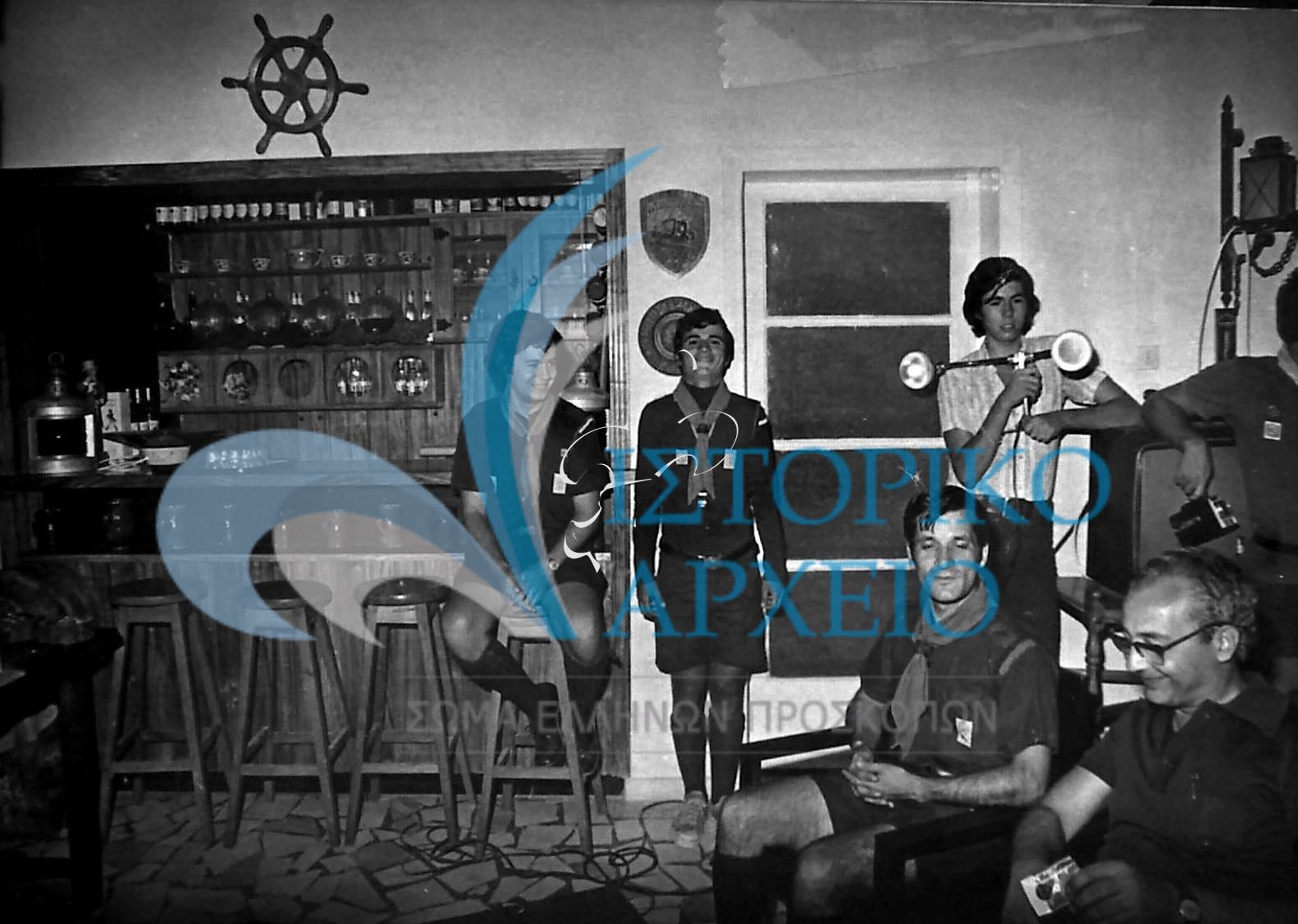 Στην αίθουσα τελετών της Βάσης Ναυτοπροσκόπων Θεσσαλονίκης κατά την Πυρά Λήξης του 1ου Ράλλυ Ναυτοπροσκόπων Θεσσαλονίκης "Νέαρχος" το 1973.