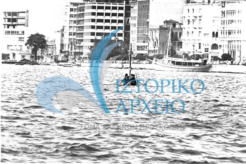 Σκάφος ναυτοπροσκόπων διανύει διαδρομή ανοικτά του Λευκού Πυργού και του Λιμένα Θεσσαλονίκης στο 1ο Ράλλυ Ναυτοπροσκόπων Θεσσαλονίκης "Νέαρχος" το 1973.
