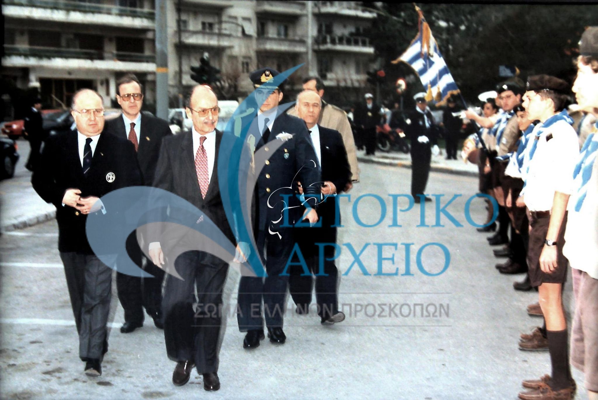 Ο Πρόεδρος της Δημοκρατίας Κων. Στεφανόπουλος με τον Πρόεδρο ΔΣ ΣΕΠ Ι. Τζεν σε επιθεώρηση προσκοπικών τμημάτων στην είσοδο της ΛΑΕΔ κατά την εκδήλωση απονομής της αναγνώρισης "Πρόσκοπος Έθνους" 1997.