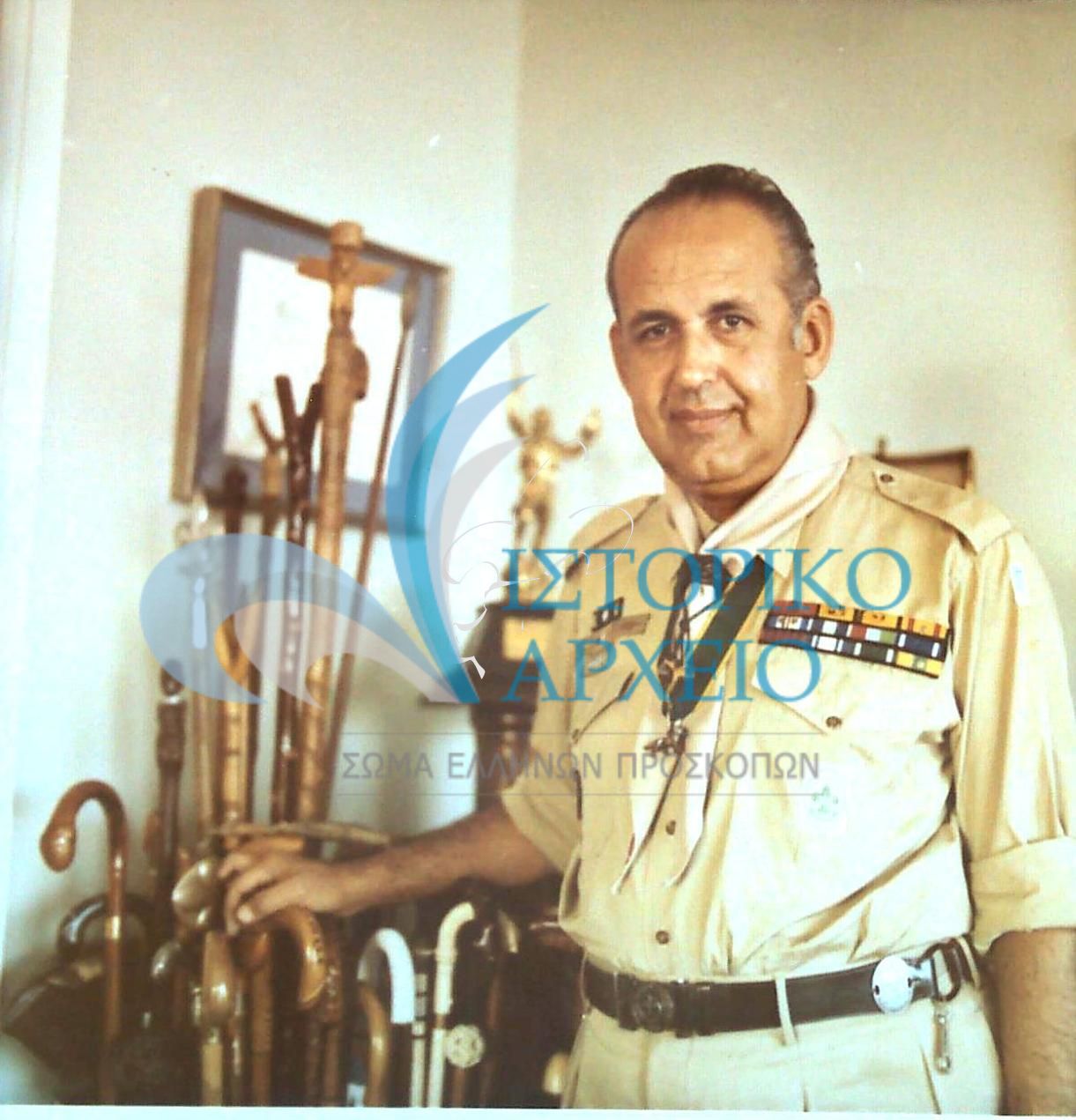 Ο Γενικός Έφορος Δημ. Αλεξάτος επιδεικνύει τη συλλογή με τα προσκοπικά μπαστούνια το 1971.