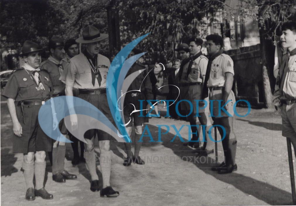 Ο Δ/ντης του Παγκόσμιου Προσκοπικού Γραφείου Στρατηγός Σπράυ επιθεωρεί με τον Δ. Μακρίδη ομάδες της Θεσσαλονίκης κατά την επίσκεψή του στην πόλη το 1960.