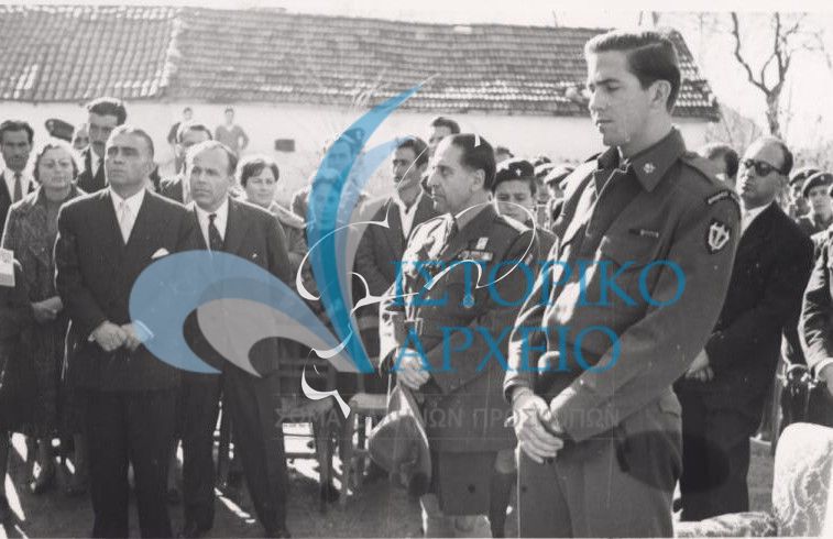 Ο Διάδοχος Κωνσταντίνος με τον έφορο Θεσσαλονίκης Δ. Μακρίδη στα εγκαίνια προσκοπικής εστίας στη Φλώρινα το 1960.