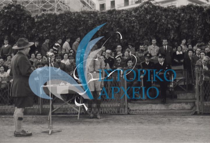 Ο έφορος Θεσσαλονίκης Δ. Μακρίδης χαιρετίζει τον Διάδοχο Κωνσταντίνο που παρευρίσκεται σε εκδήλωση της Περιφέρειας Θεσσαλονίκης το 1960.