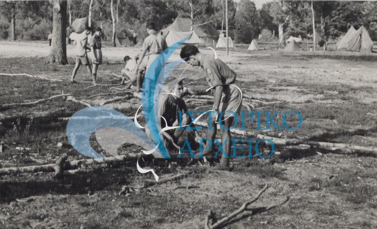 Έλληνες πρόσκοποι στην κατασκευή της κατασκήνωσής τους στο Τζάμπορη της Γαλλίας το 1947.