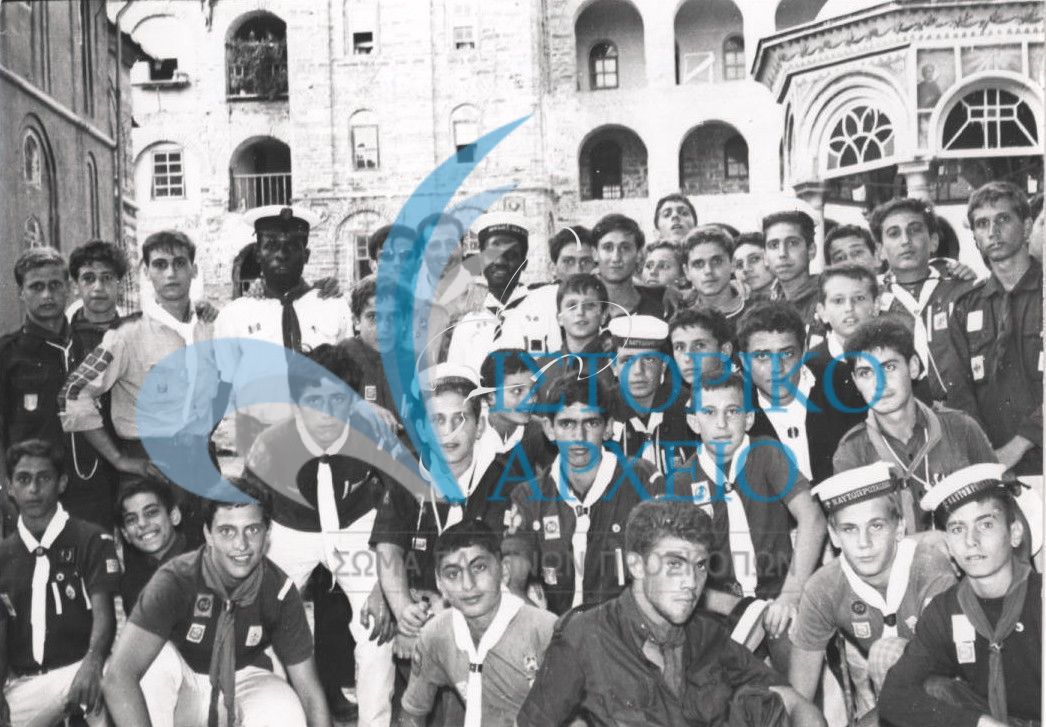 Πρόσκοποι έξω από μοναστήρι του Αγίου Όρους στο πλαίσιο των δράσεων της 1ης Πανευρωπαϊκής Ναυτοπροσκοπικής Ρεγκάτας στη Θεσσαλονίκη το 1966.