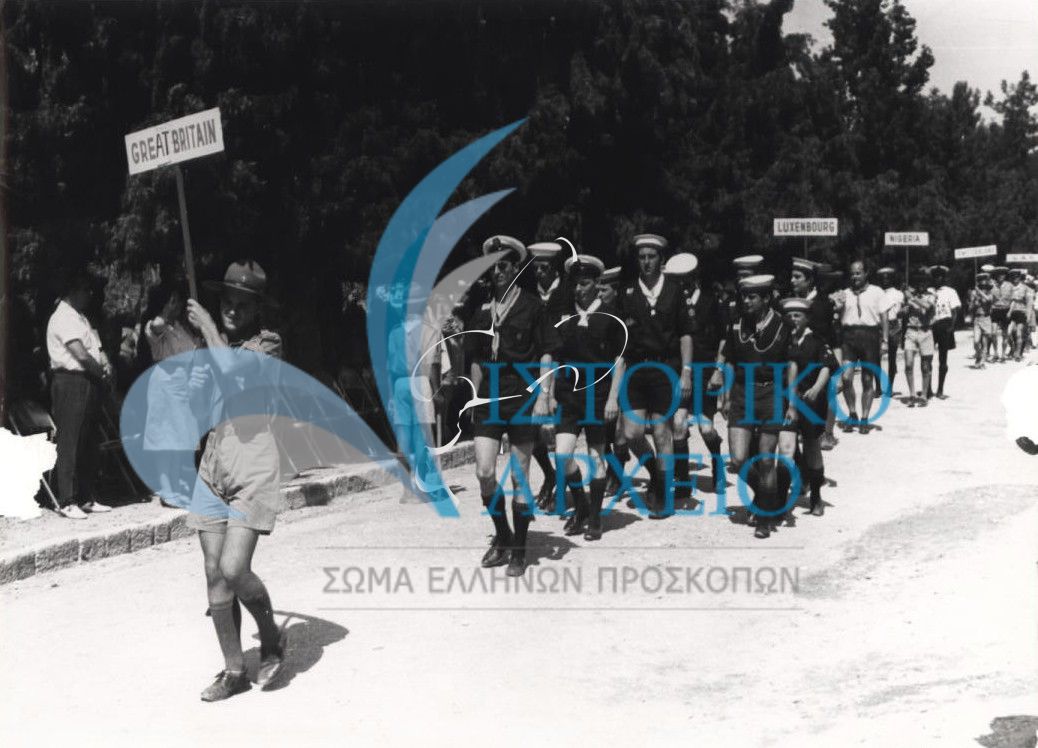 Αντιπροσωπείες προσκόπων από το Ηνωμένο Βασίλειο και το Λουξεμβούργο στην παρέλαση της έναρξης της 1ης Πανευρωπαϊκής Ναυτοπροσκοπικής Ρεγκάτας στη Θεσσαλονίκη το 1966.