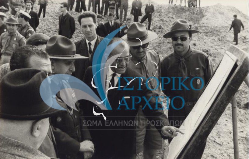 Ο ΓΕ Δ. Μακρίδης στην τελετή θεμελίωσης του Νεώσοικου Αλεξανδρούπολης κατά την περιοδεία του στα προσκοπικά κλιμάκια της Θράκης το 1967.