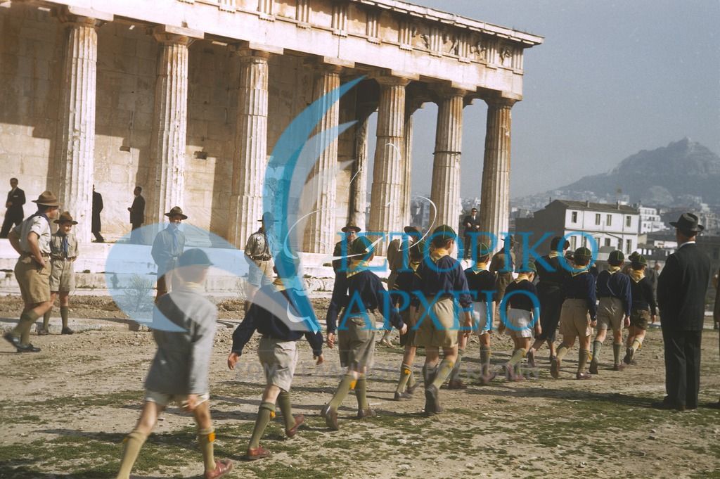 Λυκόπουλα από την Αττική στο Ναό του Ηφαίστου όπου προσέρχονται για να συμμετέχουν στην δεντροφύτευση για τον εξωραϊσμό του Αρχαιολογικού Χώρου του Θησείου που οργάνωσε το 1955 η Αμερικανική Σχολή Κλασικών Σπουδών.