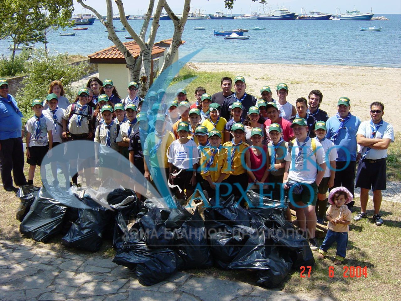 Πρόσκοποι της Θεσσαλονίκης με τα σκουπίδια που περισυνέλεξαν από την παραλία της Καλαμαρίας κατά την δράση "Καθαρές Παραλίες" το 2004.