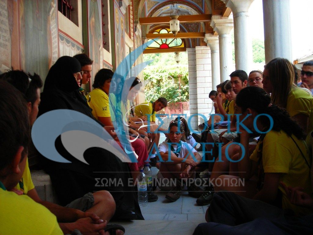 Ανιχνευτές συνομιλούν με την Ηγουμένη της Ιεράς Μόνης Αγίας Παρασκευής Δομείρου Ροδολίθους κατά την διάρκεια έρευνα στην Πανελλήνια Δράση Ανιχνευτών Ελπίδα το 2006.