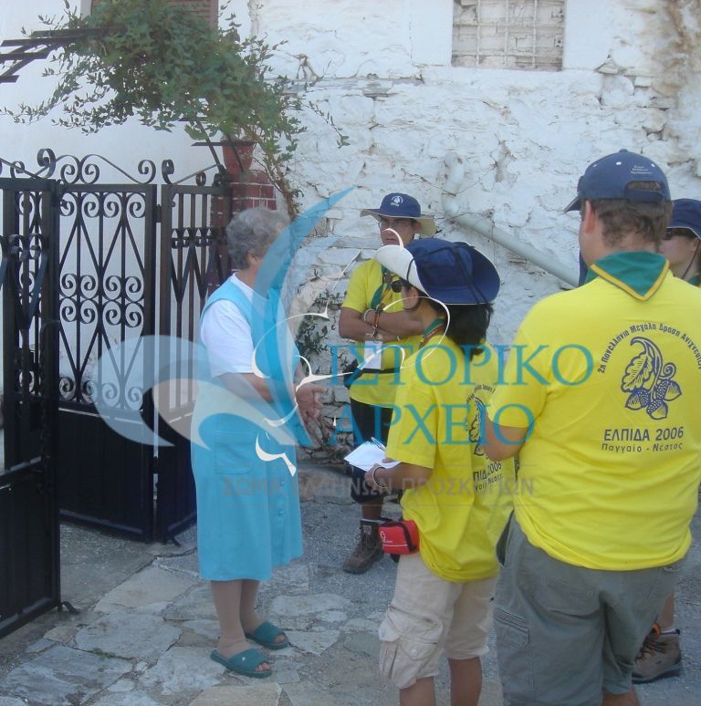 Ανιχνευτές μιλούν με κατοίκους του Ροδόλιβου σε έρευνα στα χωρία του Παγγαίου κατά την Πανελλήνια Δράση Ανιχνευτών "Ελπίδα" το 2006.