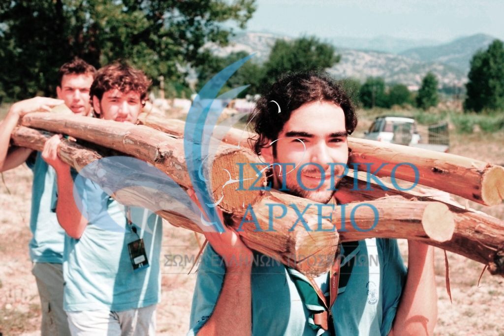 Ανιχνευτές κουβαλούν κορμούς καστανιάς για τις απαραίτητες κατασκευές της κατασκήνωση της Πανελλήνιας Δράσης Ανιχνευτών "Ελπίδα" 2006.