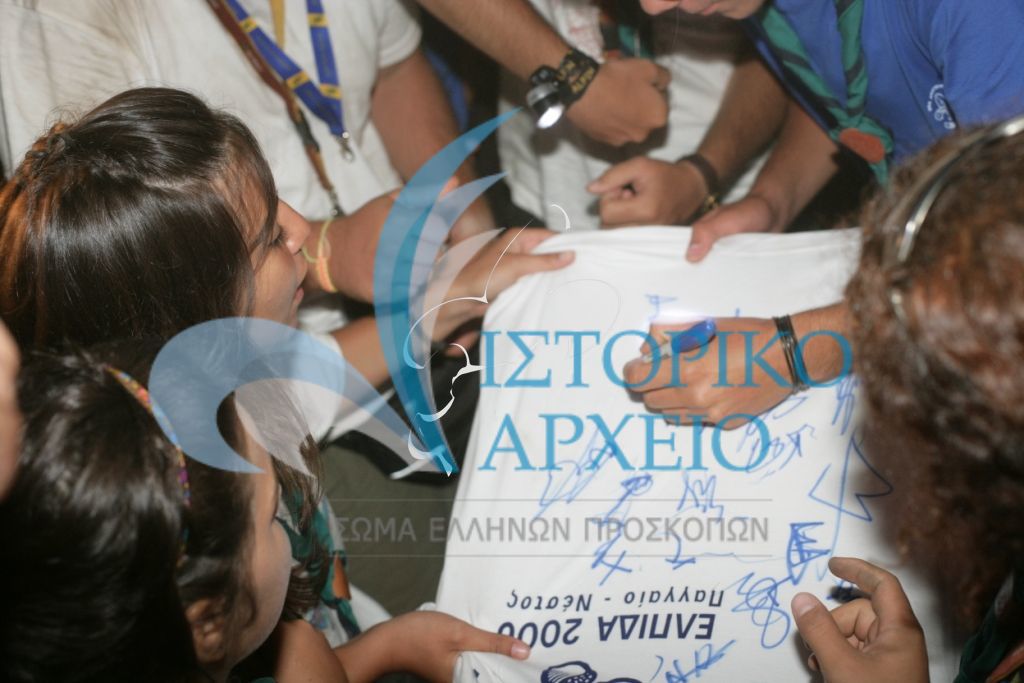 Τελευταία μέρα της Πανελλήνιας Δράσεις "Ελπίδα 2006" και ανιχνευτές αφήνουν ως ενθύμιο μια μικρή αφιέρωση στο αναμνηστικό μπλουζάκι της κατασκήνωσης.  