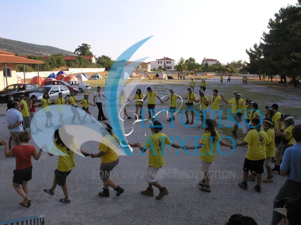 Ανιχνευτές μαθαίνουν δημοτικούς χορούς της Μακεδονίας και Θράκης στο πλαίσιο της Πανελλήνιας Δράσης "Ελπίδα 2006".