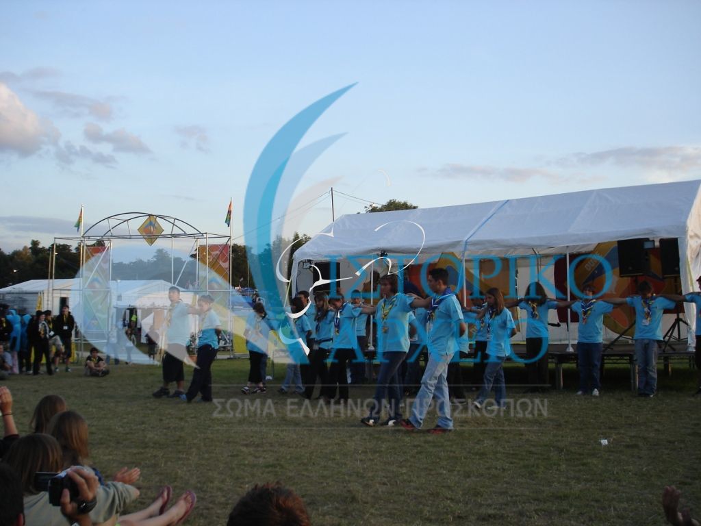 Έλληνες πρόσκοποι μαθαίνουν ελληνικούς παραδοσιακούς χορούς όσους βρίσκονται στο περίπτερο της αποστολής στο τζάμπορη του 2007.