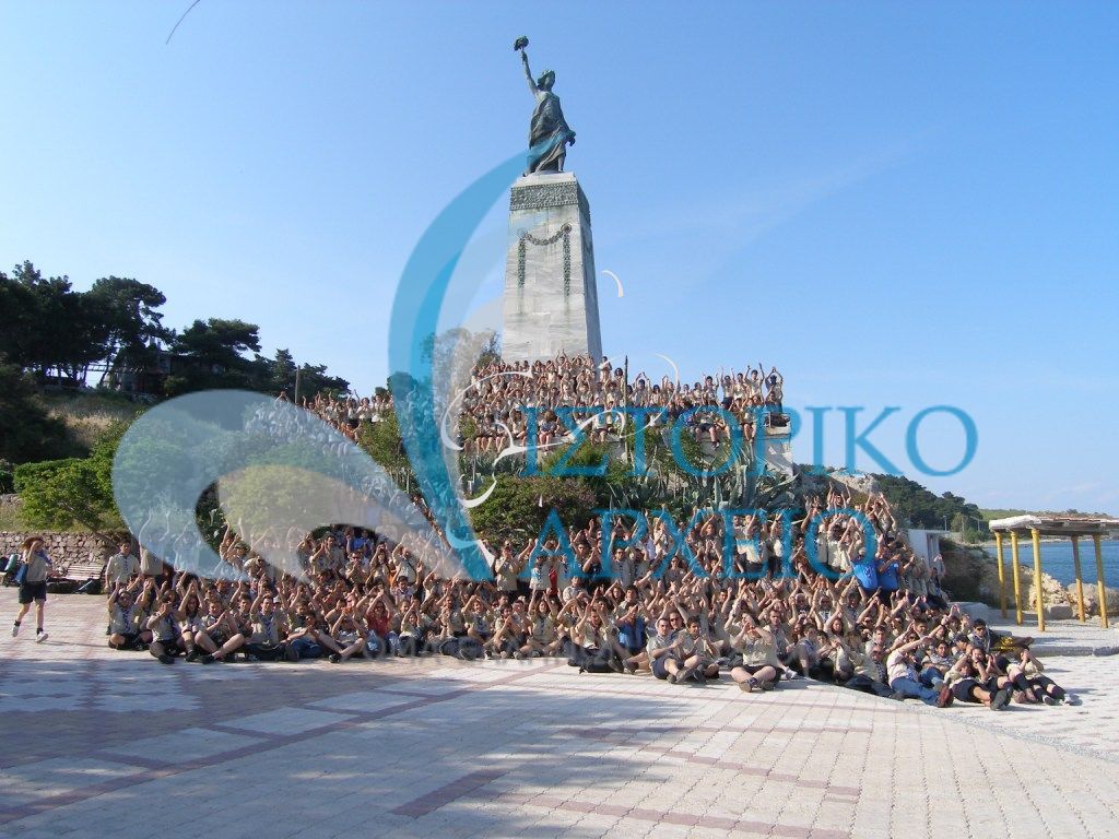 Κοινότητες από όλη την Ελλάδα που συμμετείχαν στην 24η Πανελλήνια Πολιτιστική Ανιχνευτική Ενημέρωση σε αναμνηστική φωτογραφία στο Άγαλμα της Ελευθερίας στη Μυτιλήνη το 2008.