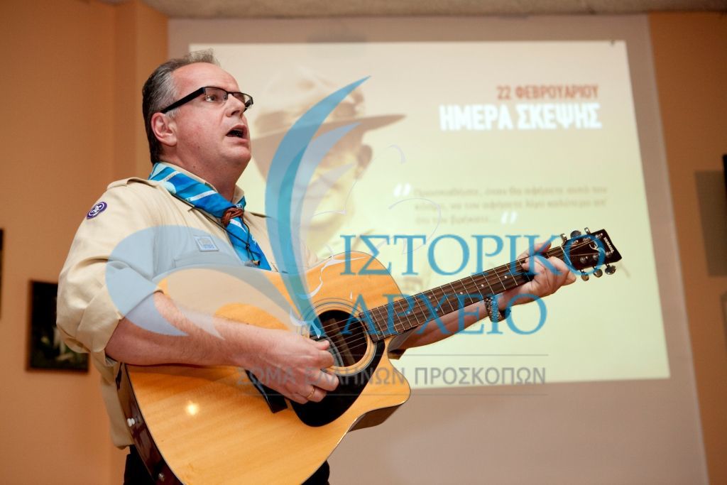 Ο Γενικός Έφορος Θοδωρής Κεφαλάς τραγουδά σε εκδήλωση για την "Ημέρα Σκέψης" το 2011.