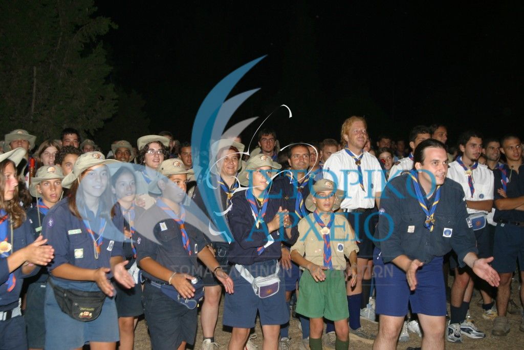 Ναυτοπρόσκοποι στην Πυρά Έναρξης της 4ης Διεθνής Ναυτοπροσκοπικής Regatta στη Χαλκιδική το 2003.