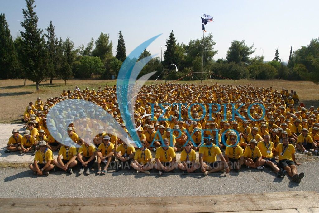 Οι συμμετέχοντες στην 4η Διεθνή Ναυτοπροσκοπική Regatta της Χαλκιδικής το 2003 σε αναμνηστική φωτογραφία.