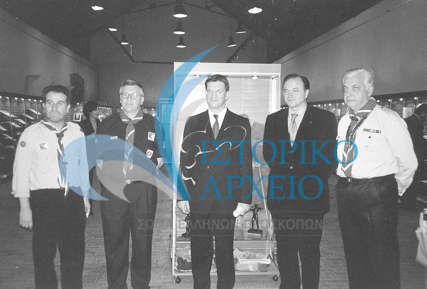 Ο Υπουργός Εθνικής Παιδείας & Θρησκευμάτων Π. Ευθυμίου με τον Πρόεδρο ΣΕΠ Γ. Ασημακόπουλο τον ΓΕ Χ. Βογιατζή και τον Χρ. Σταθόπουλο στην έκθεση ενθυμημάτων από την ιστορία του ελληνικού προσκοπισμού που έγινε στην εκδήλωση "Προσκοπικά Δρώμενα" το 2000 στην Αθήνα, με την ευκαιρία εορτασμού των 90 χρόνων του ΣΕΠ.