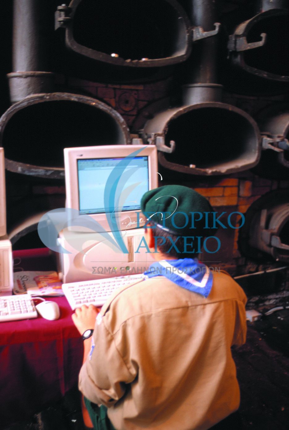 Πρόσκοπος περιεργάζεται με δέος υπολογιστή που διαθέτει σύνδεση στο διαδίκτυο στην εκδήλωση για τα 90 χρόνια του ΣΕΠ "Προσκοπικά Δρώμενα" που έγινε στην Αθήνα το 2000.