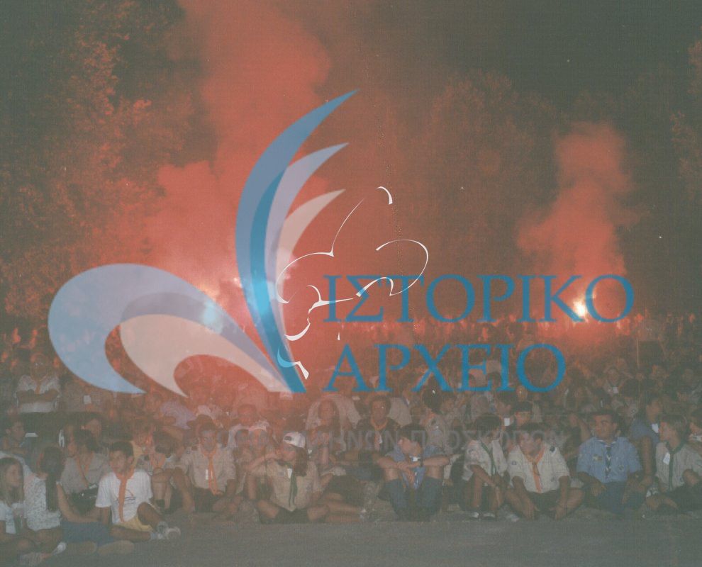 Πρόσκοποι από όλην την Ελλάδα στην Πυρά Έναρξης του 3ου Πανελληνίου Τζάμπορη στον Όλυμπο το 1998.