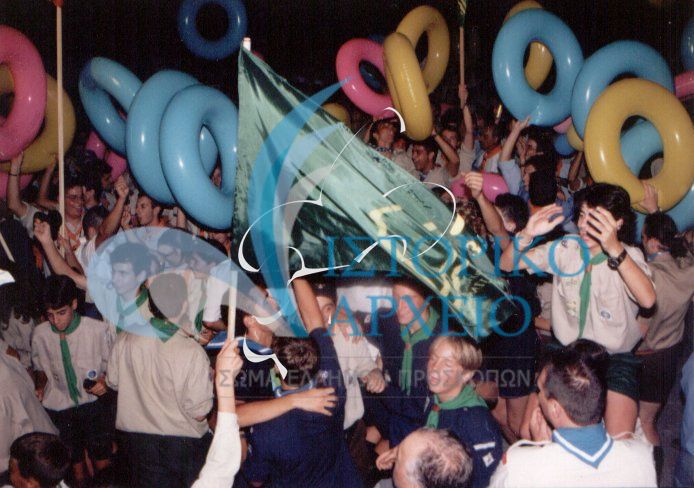 Πρόσκοποι στην πυρά έναρξης του 3ου Πανελληνίου Τζάμπορη στον Όλυμπο το 1998.