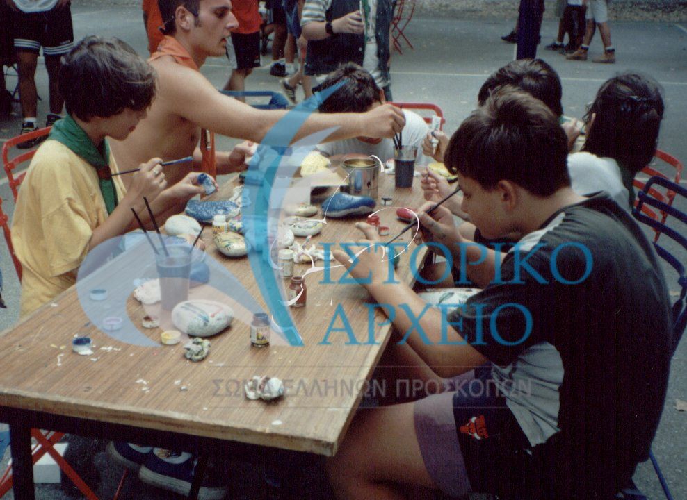 Πρόσκοποι σε εργαστήριο χειροτεχνίας στο πλαίσιο του 3ου Πανελληνίου Τζάμπορη στον Όλυμπο το 1998.