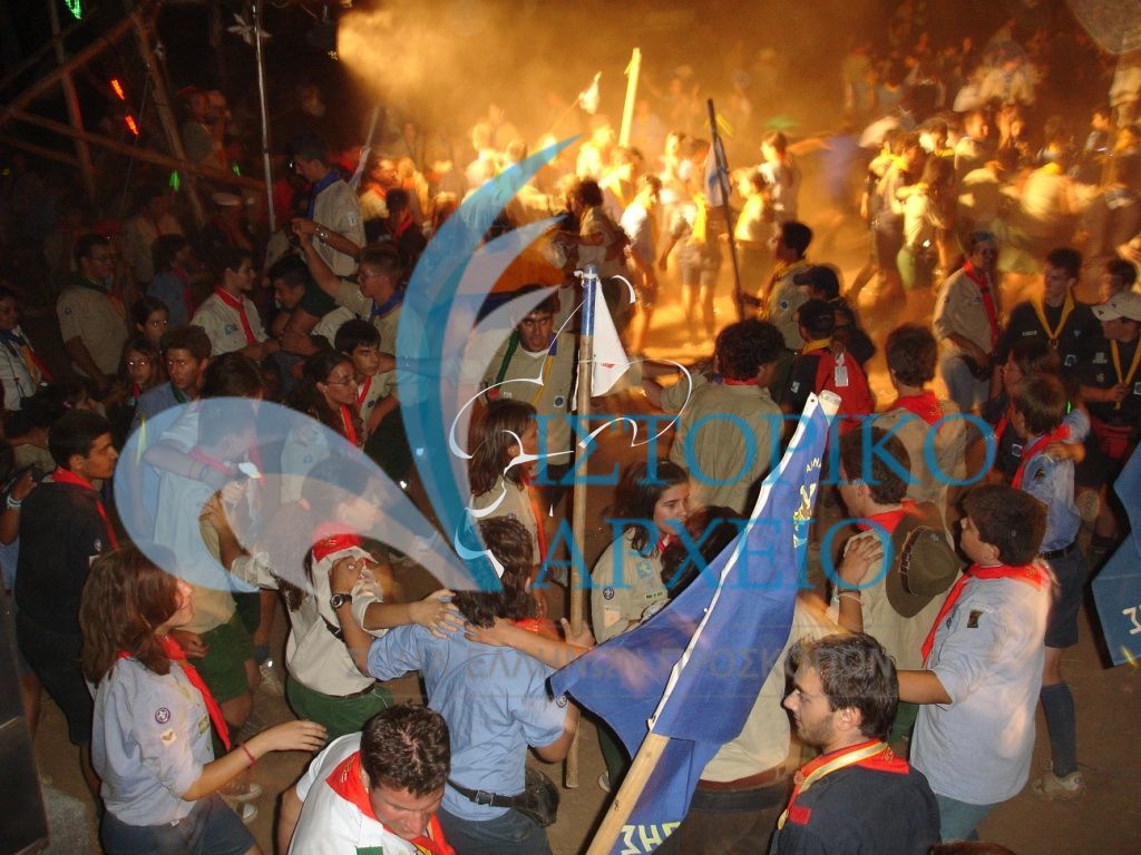 Τραγούδι κέφι και κοντάρια ψηλά στην πυρά έναρξης του 8ου Τζαμπορέτο ενωμοταρχών στο Αίγιο το 2005. 