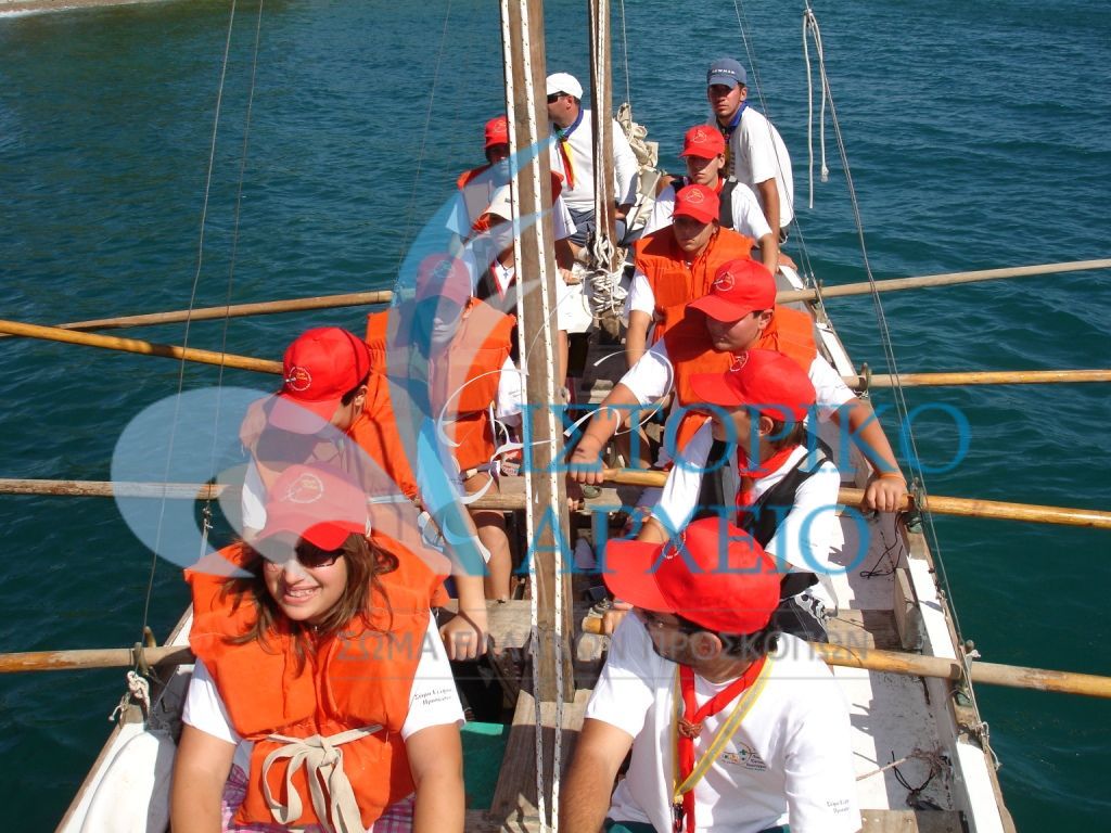 Σε ναυτοπροσκοπική λέμβο ανοιχτά του Αιγίου σε δράση στο 8ο Πανελλήνιο Τζαμπορέτο Ενωμοταρχών το 2005.