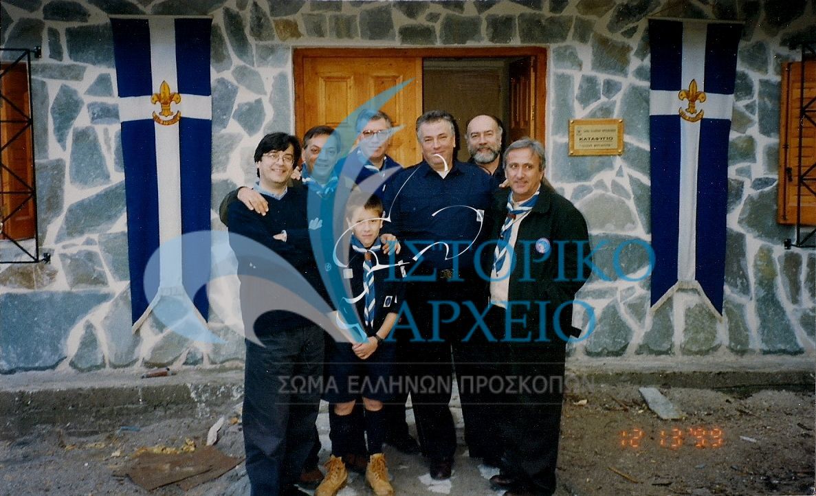 Ο ΓΕ Χ. Βογιατζής στα εγκαίνια του Καταφυγίου Λάζαρη στον Παρνασσό το 1999.