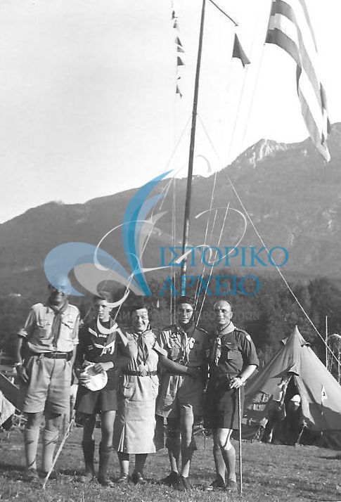 Αντιπροσωπεία Ελλήνων προσκόπων Αιγύπτου στο Τζάμπορη της Αυστρίας το 1952 κάτω από τον ιστό της ελληνικής κατασκήνωσης. Διακρίνονται: το ζεύγος Σκυριανίδη, Κυπριώτης και Δαρζέντας.