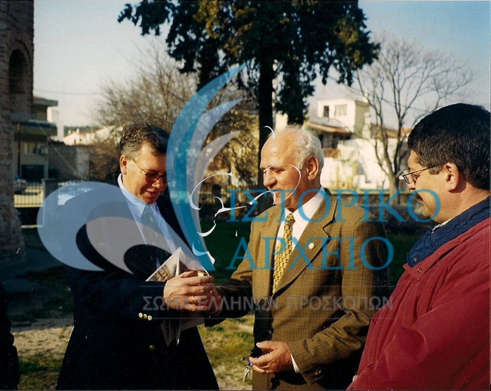 Ο ΓΕ Χ.Βογιατζής με τον Δήμαρχο Φερών και πρώην ΤΕ Ν. Μανούση σε ανταλλαγή αναμνηστικών κατά την επίσκεψή του σε κλιμάκια της Θράκης το 2000.