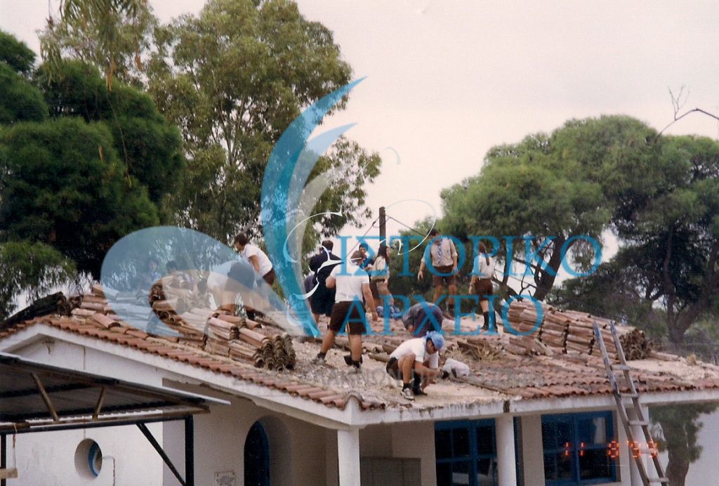 Ανιχνευτές σε προσφορά εργασιών συντήρησης στέγης κτιρίου στο Προσκοπικό Κέντρο ΠΥ.ΒΑ. κατά την Ημέρα Δάσους του 1999.