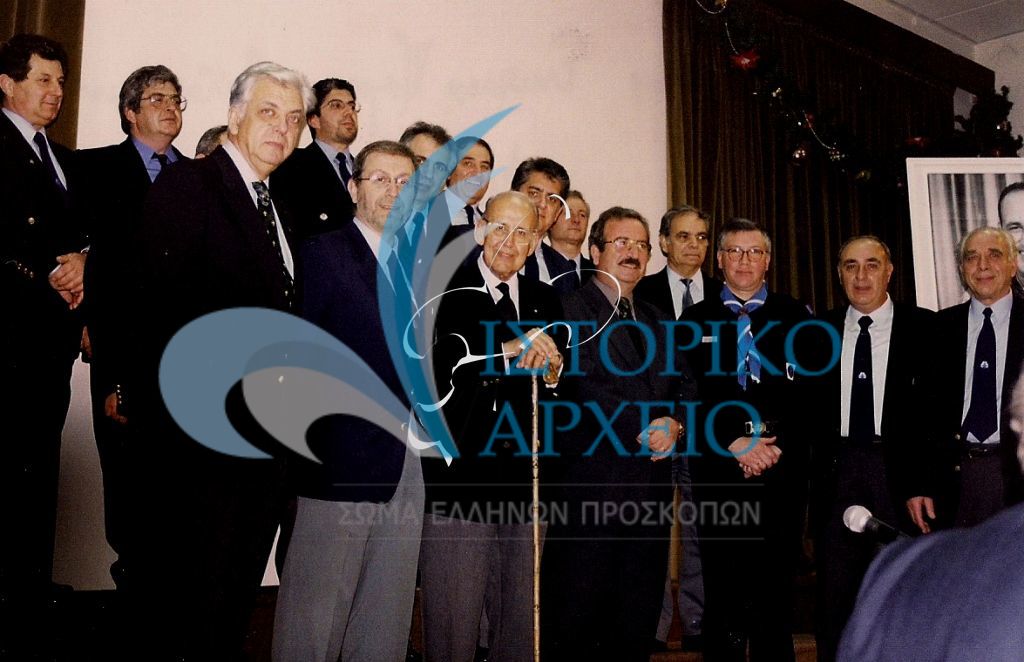 Ο ΓΕ Χ. Βογιατζής με μέλη της Ενωσης Παλαιών Προσκόπων Νέας Ιωνίας με τον Δ. Αλεξάτο προς τιμήν του οποίου διοργανώθηκε η εκδήλωση το 2000.