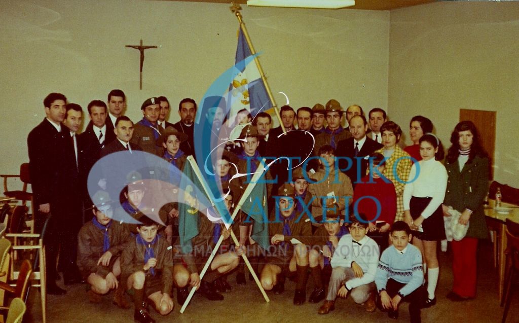 Αναμνηστική φωτογραφία μετά την τελετή υπόσχεσης νέων προσκόπων της 1ης Ελληνικής Προσκοπικής Ομάδας του Ανόβερο το 1970.