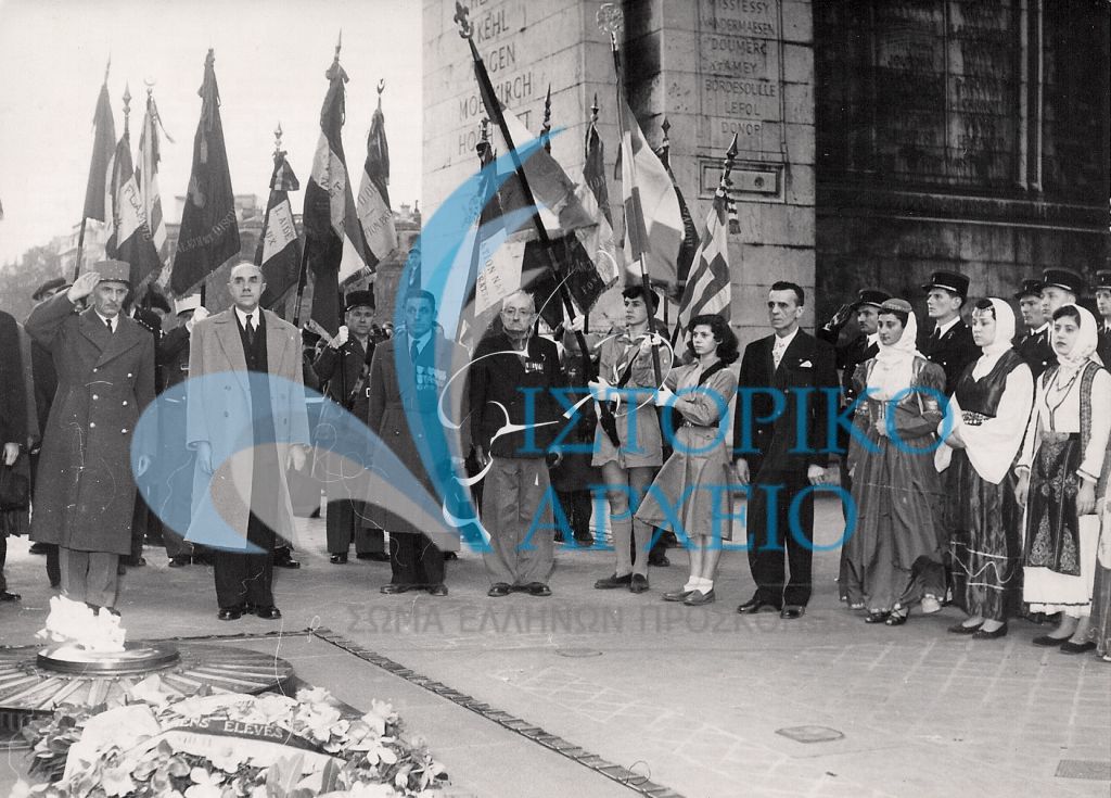 Έλληνες Πρόσκοποι με Οδηγούς και μέλη της Ομογένειας κάτω από την Αψίδα του Θριάμβου στο Παρίσι καταθέτουν στεφάνι στο πλαίσιο των εκδηλώσεων για την Εθνική Παλιγγενεσία της 25ης Μαρτίου το 1964.