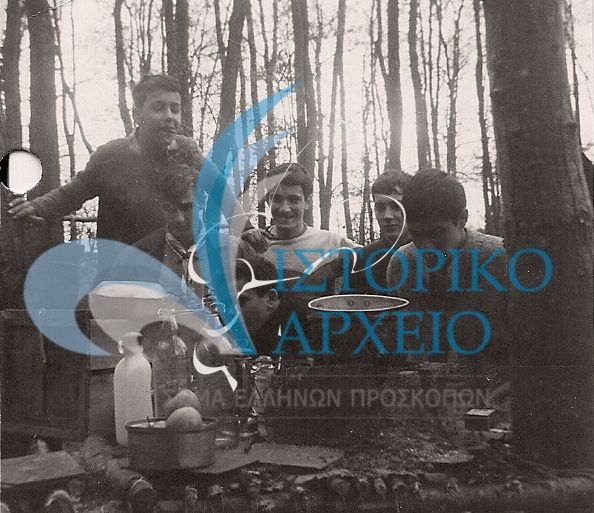 Προετοιμασία φαγητού των Ελλήνων Προσκόπων Παρισίων σε εκδρομή το 1965.