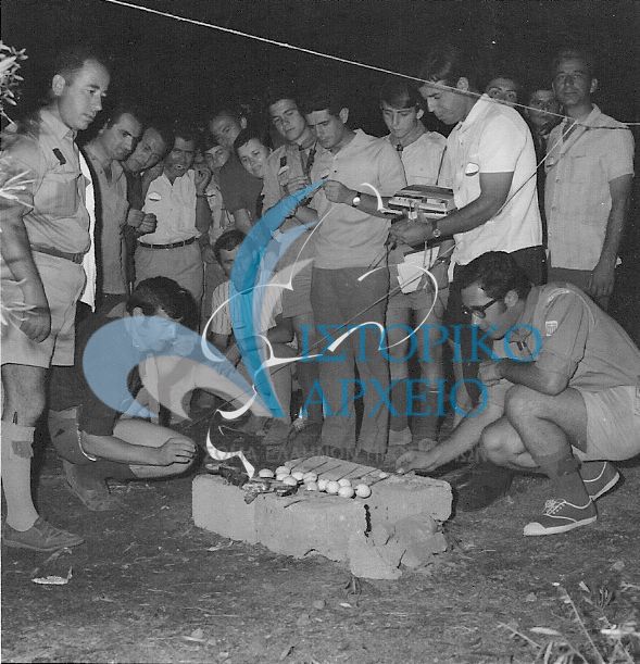 Βαθμοφόροι μαγειρεύουν στο ύπαιθρο στην 1η Ειδική Σχολή Εκπαίδευση Αποδήμων στο ΠΥΒΑ το 1970.